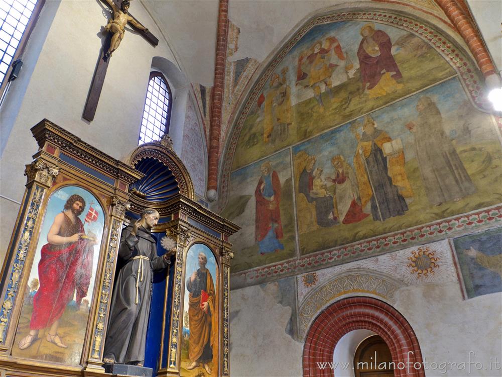 Milano - Parete destra dell'abside e ancona dell'altare della Chiesa di San Bernardino alle Monache 